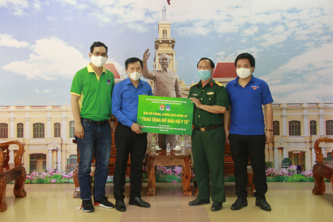 PVFCCo trao tặng vật tư y tế cho khu cách ly - Bệnh viện dã chiến Củ Chi năm 2020. Ảnh: Đức Trung.