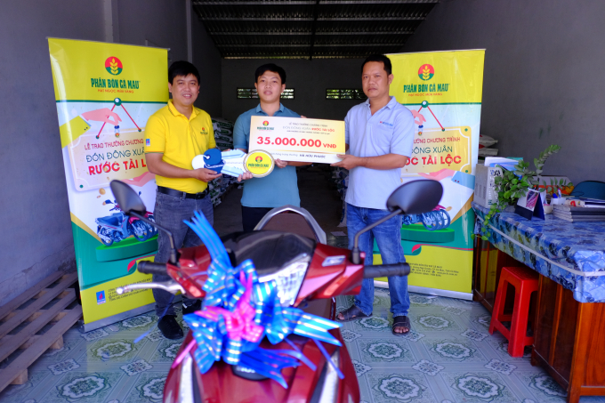 Phân Bón Cà Mau trao giải thưởng xe máy Future 125 FI cho anh Hà Hữu Phước tại tỉnh Vĩnh Long. Ảnh: Mỹ Duyên.