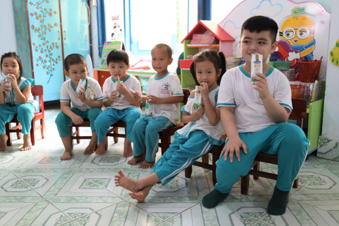 Trong 2 năm học vừa qua, giờ uống Sữa học đường Vinamilk là giờ học đặc biệt mà các em học sinh trường Mẫu giáo Hưng Phong háo hức chờ đợi. Ảnh: Đỗ Hưng.