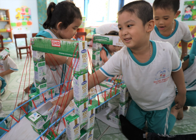 Trong 2 năm học vừa qua, giờ uống Sữa học đường Vinamilk là giờ học đặc biệt mà các em học sinh trường Mẫu giáo Hưng Phong háo hức chờ đợi. Ảnh: Đỗ Hưng.
