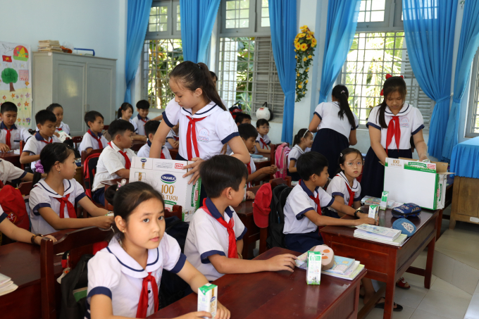 Giờ uống sữa tại lớp 5/1 trường Tiểu học Hưng Nhượng, huyện Giồng Trôm, tỉnh Bến Tre. Ảnh: Đỗ Hưng.
