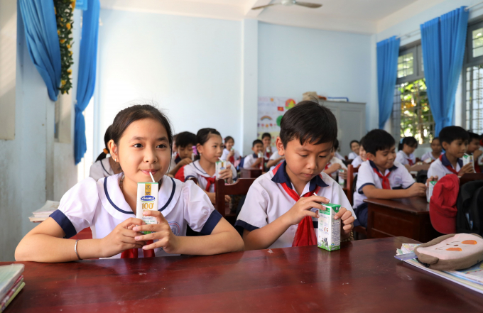 Các em học sinh mầm non, tiểu học tỉnh Bến Tre hiện đang được uống 3 hộp sữa/ngày theo chương trình Sữa học đường của tỉnh. Ảnh: Đỗ Hưng.