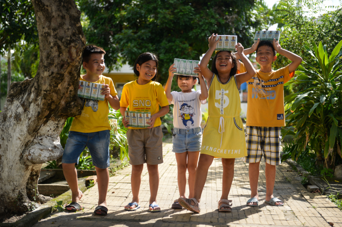 Niềm vui của các em nhỏ khi nhận sữa từ chương trình Quỹ sữa Vươn Cao Việt Nam và Vinamilk. Ảnh: Đỗ Hưng.