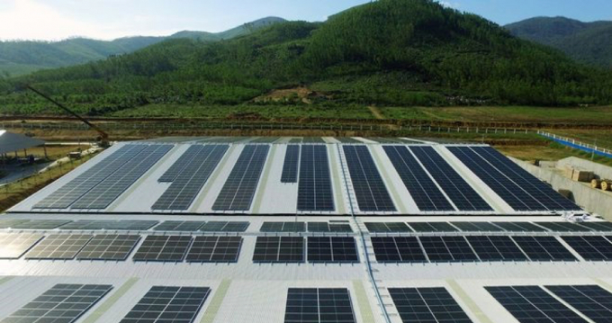 Hệ thống năng lượng mặt trời được Vinamilk triển khai tại Hệ Thống Trang Trại Sinh Thái Vinamilk Green Farm. Ảnh: Đỗ Hưng