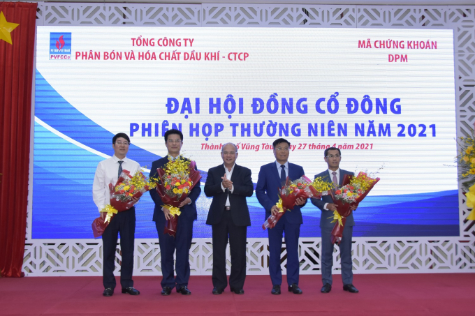 Đại diện Tập đoàn Dầu khí Việt Nam tặng hoa các thành viên HĐQT, Ban Kiểm soát trúng cử và tái trúng cử. Ảnh: Đình Khôi.