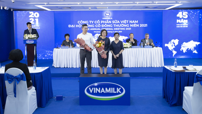 Bà Lê Thị Băng Tâm, Chủ tịch Hội đồng quản trị Vinamilk chúc mừng 2 thành viên mới tham gia Hội đồng quản trị. Ảnh: Đỗ Hưng.