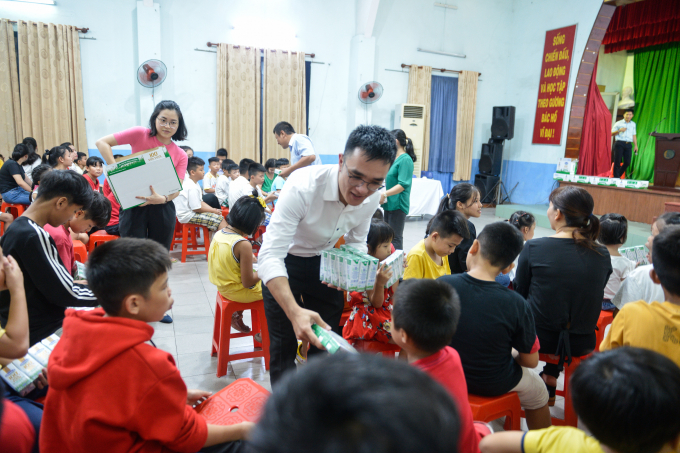 Các em nhỏ nhận sữa từ chương trình Quỹ sữa Vươn cao Việt Nam trong năm 2020. Ảnh: Đỗ Hưng.