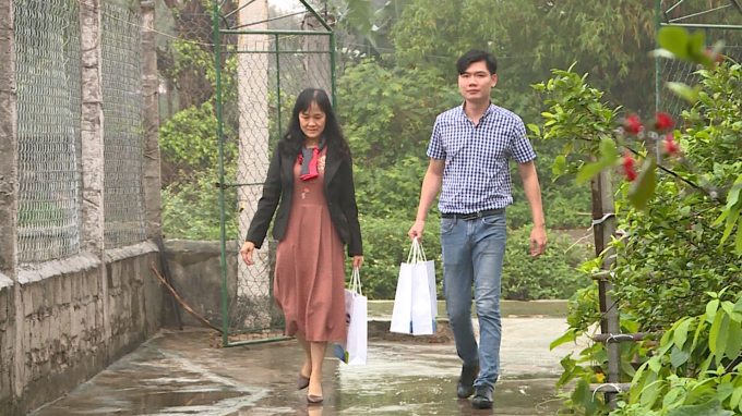 Đại diện 'đại lá lành' Vinamilk đến thăm gia đình chị Quý Thu tại tỉnh Ninh Bình. Ảnh: Đỗ Hưng.