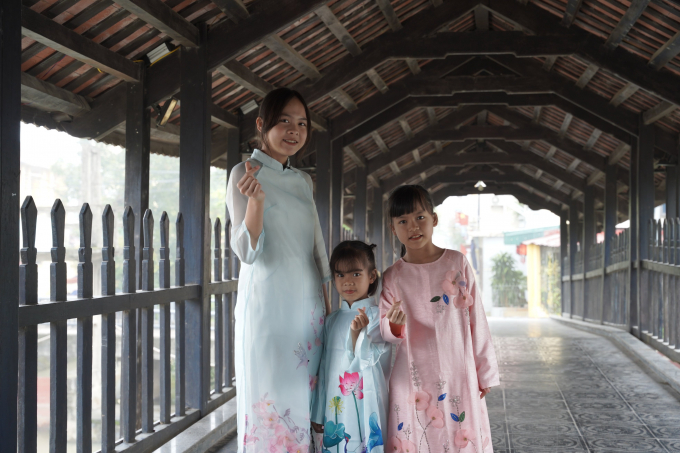 Ba chị em Trang, Giang và Ly duyên dáng trong tà áo dài do Vinamilk trao tặng. Ảnh: Đỗ Hưng.