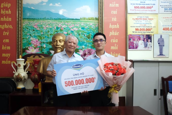 Đại diện Vinamilk ủng hộ 500 triệu đồng cho Hội Bệnh nhân nghèo TP. Hồ Chí Minh. Ảnh: Đỗ Hưng.