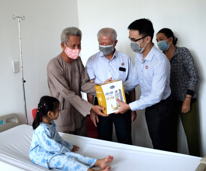 Vinamilk cùng Hội Bảo trợ Bệnh nhân nghèo TP.HCM đến thăm và tặng quà cho bé Bảo Trân tại Bệnh viện tim Tâm Đức. Ảnh: Đỗ Hưng.