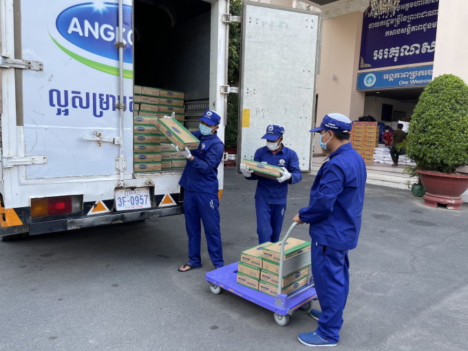 Công tác giao nhận sữa cho chính quyền Phnom Penh được nhà máy Angkormilk thực hiện cẩn trọng tuyệt đối theo qui định phòng dịch Covid-19. Ảnh: Đỗ Hưng.