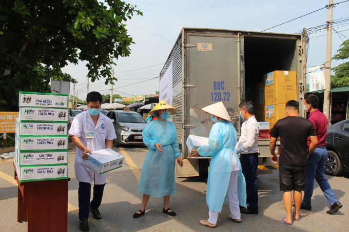 Tính đến nay, Vinamilk đã dành ra hơn 85 tỷ đồng gồm tiền mặt và sản phẩm để hỗ trợ cộng đồng, tiếp sức tiếp đầu và đồng hành cùng Chính phủ chống dịch. Ảnh: Đỗ Hưng.