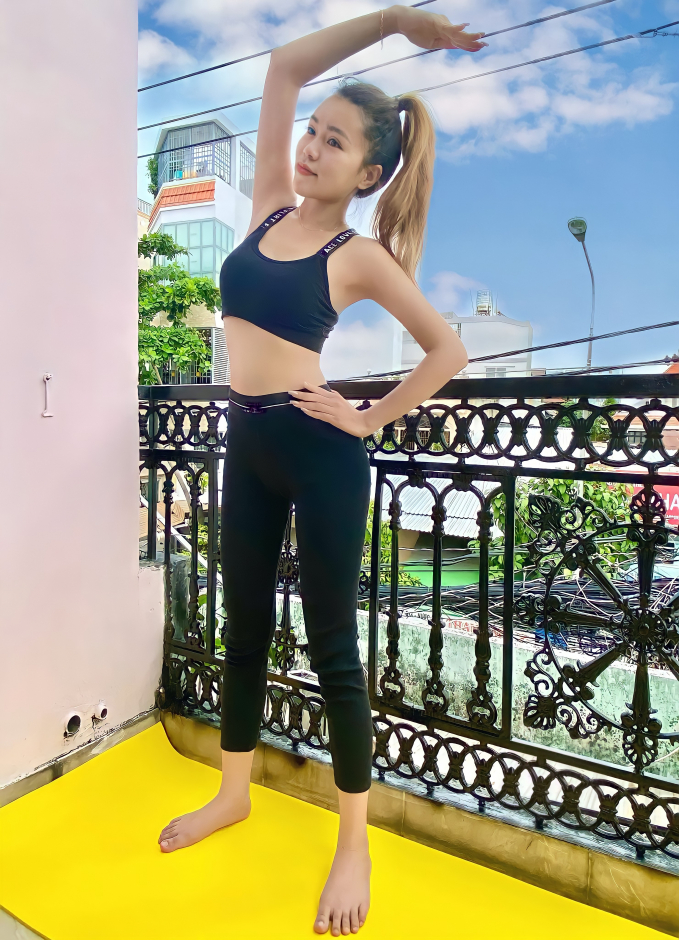 Facebooker Nhung Hoàng trong buổi tập thể dục 'online' cùng hội bạn thân tại nhà.