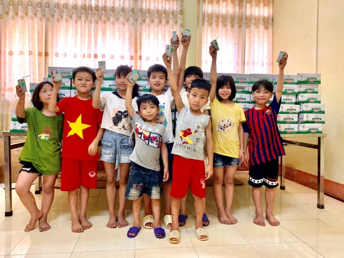 Niềm vui của trẻ tại Trung tâm Công tác xã hội và Bảo trợ xã hội (tỉnh Yên Bái) khi nhận sữa từ Quỹ sữa Vươn cao Việt Nam. Ảnh: VNM.