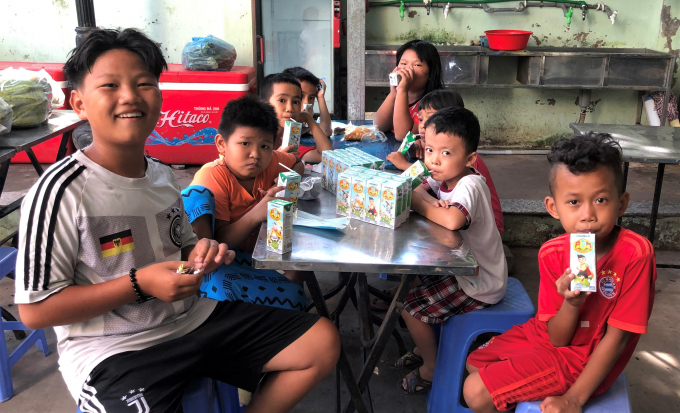 Những hộp sữa của chương trình Quỹ sữa Vươn cao Việt Nam năm 2021 đã đến với trẻ em khó khăn tại Cần Thơ. Ảnh: VNM.