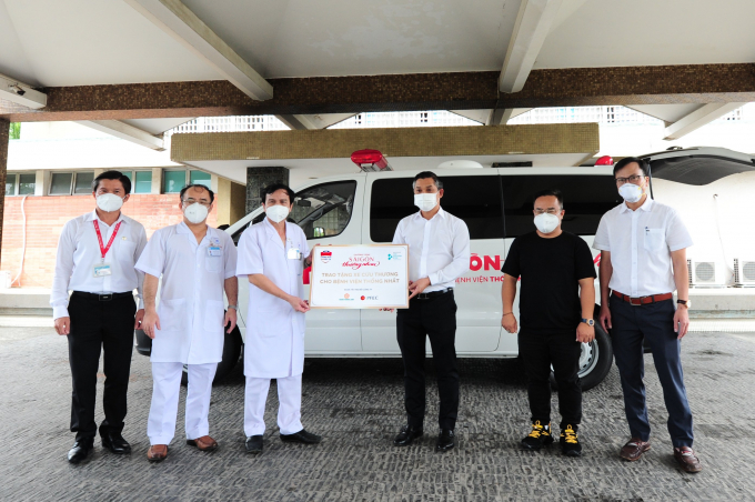 Ông Nguyễn Văn Cường, Phó Chủ tịch Tập đoàn Hưng Thịnh (thứ 3 từ phải sang) cùng đại diện các nhà tài trợ trao tặng 1 xe cứu thương cho BV Thống Nhất. Ảnh: Nguyễn Trang.