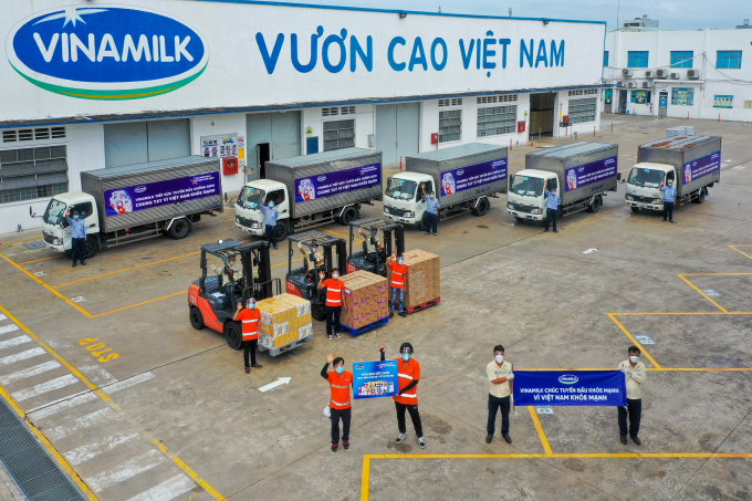 Các chuyến xe với thông điệp 'Tuyến đầu khỏe mạnh, vì Việt Nam khỏe mạnh' đã đồng loạt khởi hành mang món quà của nhân viên Vinamilk gửi đến tuyến đầu. Ảnh: Xuân Hương.
