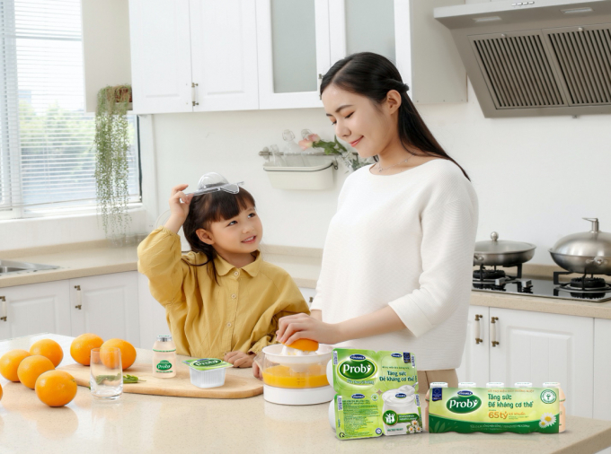 Cam và sữa chua chứa lợi khuẩn đều là những thực phẩm giúp tăng đề kháng, giúp bảo vệ sức khỏe các thành viên trong gia đình.
