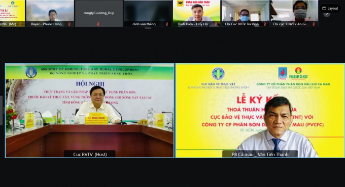 Ông Văn Tiến Thanh đại diện PVCFC trao đổi với Bộ trưởng Lê Minh Hoan (bìa trái) về hiện trạng và giải pháp nâng cao hiệu quả sử dụng phân bón. Ảnh: Ngọc Duyên.