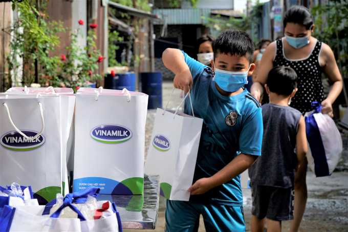 Trong năm 2020 và 2021, Vinamilk đã trao tặng tổng cộng 3,4 triệu ly sữa, tương đương 25 tỷ đồng thông qua Quỹ sữa Vươn cao Việt Nam.