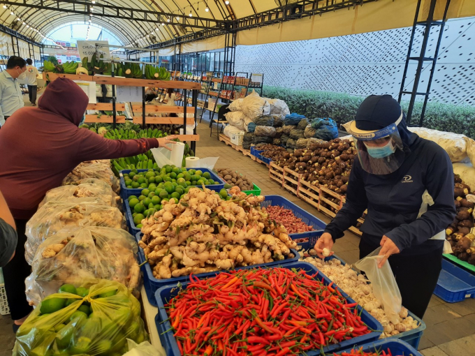 Khu bán hàng lương thực thực phẩm và nhu yếu phẩm bình ổn giá thông qua việc liên kết tiêu thụ nông sản cho nông dân các vùng, miền của Gigamall được tổ chức rất bài bản. Ảnh: Đức Trung.