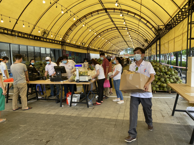 Nhân viên Gigamall giao hàng ra tận xe cho khách hàng. Ảnh: Đức Trung.