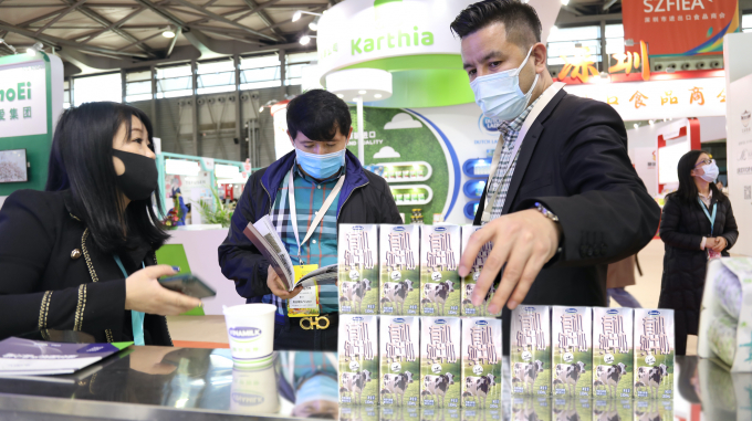 Khách hàng tìm hiểu về các sản phẩm sữa tươi của Vinamilk tại Triển lãm FHC Thượng Hải 2021. Ảnh: Đỗ Hưng.