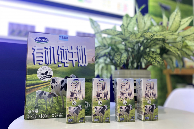 Bên cạnh việc đẩy mạnh quảng bá tại các hội chợ, triển lãm, các sản phẩm sữa tươi của Vinamilk đã có mặt tại các kênh siêu thị, điểm bán lẻ thuộc hệ thống Jingdong. Ảnh: Đỗ Hưng.