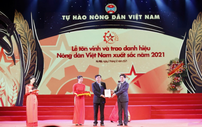 Ông Võ Văn Phu, Phó Tổng Giám đốc Công ty CP Phân bón Bình Điền nhận Kỷ niệm chương của chương trình. Ảnh: Ngọc Vân.