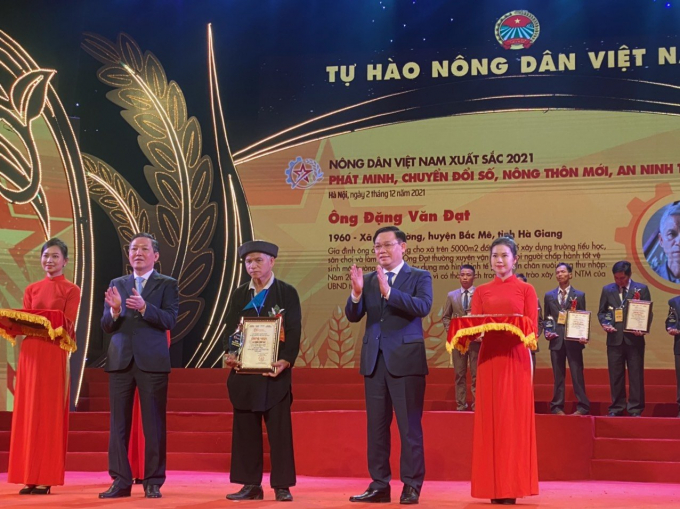  Ông Vương Đình Huệ, Ủy viên Bộ Chính trị, Chủ tịch Quốc hội tham dự lễ và trao danh hiệu cho các nông dân tiêu biểu. Ảnh: Ngọc Vân.