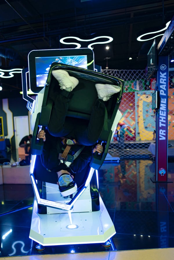 VR 360 chair xoay 360 độ là game yêu cầu người chơi phải được tư vấn bởi khi chơi người chơi sẽ không trọng lực. Ảnh: JP World.