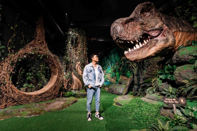 Ca sĩ Quang Vinh đến trải nghiệm tại Công viên khủng long JPark. Ảnh: Nguyễn Thơ.