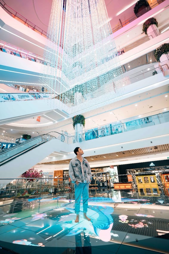 Ca sĩ Quang Vinh trải nghiệm tại Trung tâm thương mại Gigamall.