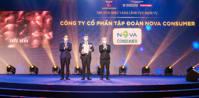 Ông Tôn Thất Đề, Tổng Giám đốc Nova Consumer - nhận giải thưởng Thương hiệu Vàng TPHCM 2021. Ảnh: Anh Tuấn.