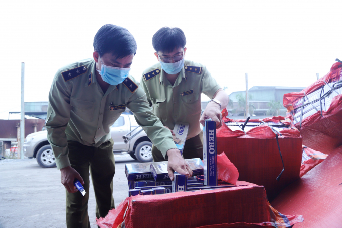 Ban chỉ đạo 389 Tây Ninh tiến hành tiêu hủy thuốc lá ngoại nhập lậu. Ảnh: CTV.