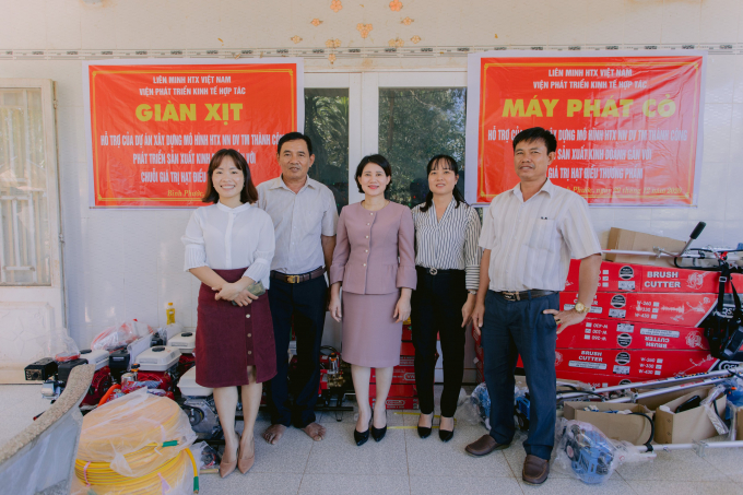 Lãnh đạo Viện Phát triển kinh tế và địa phương trao trang thiết bị hỗ trợ nông nghiệp cho HTX Thành Công. Ảnh: Trần Trung.