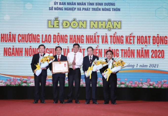 Thừa ủy quyền của Chủ tịch nước, Phó chủ tịch UBND tỉnh Bình Dương Mai Hùng Dũng đã trao Huân chương Lao động hạng Nhất tại buổi lễ. Ảnh: Trần Trung.