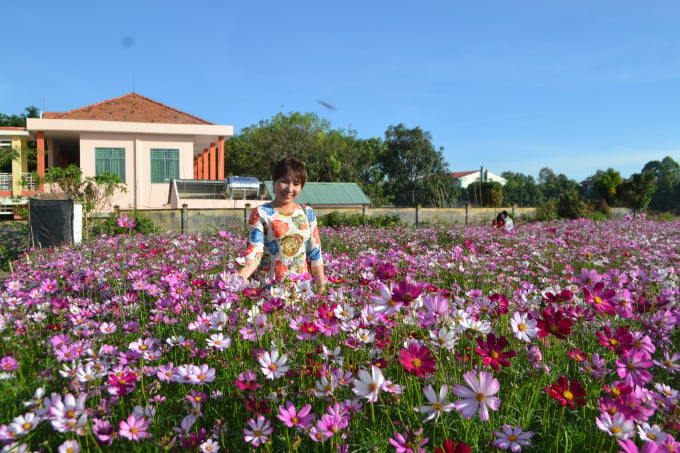 Chị Duyên Anh thích thú lần đầu được trải nghiệm tại vườn hoa ở Bình Phước. Ảnh: Trần Trung.