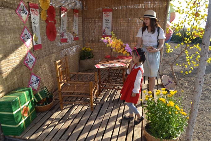Chủ vườn khéo léo tái hiện gian phòng thầy đồ lưu giữ nét đẹp truyền thống ngày Tết Việt. Ảnh: Trần Trung.