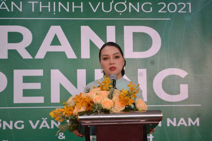Bà Nguyễn Thị Diễm Hằng, Phó Chủ tịch Tập đoàn Vinapharma Group phát biểu tại buổi khai trương. Ảnh: Trần Trung.