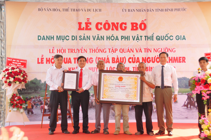 Đại diện đồng bào Khmer Lộc Khánh đón nhận chứng nhận lễ hội Phá Bàu là di sản văn hóa phi vật thể quốc gia. Ảnh: CTV.