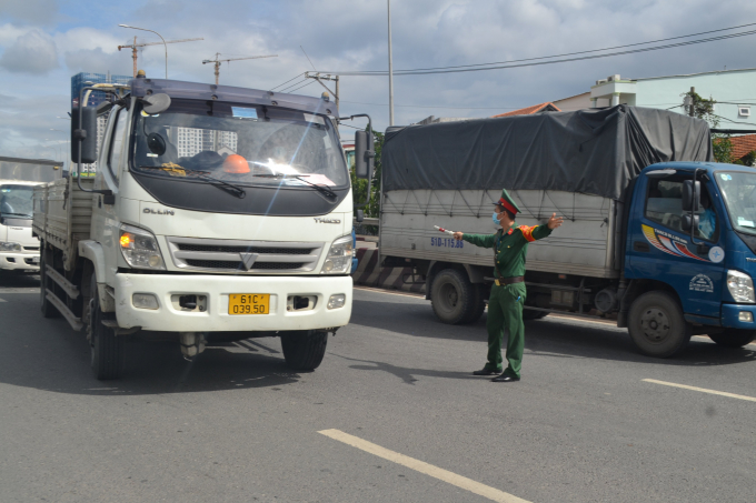 Những người đầy đủ thủ tục chỉ mất khoảng vài phút để qua chốt sau khi lực lượng chức năng kiểm tra. 