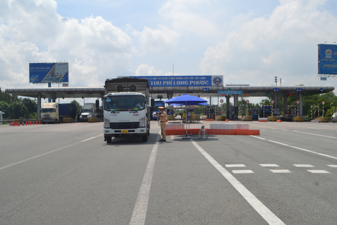 Xe có đăng ký thẻ nhận diện được giải quyết nhanh chóng để lưu thông tại chốt Long Phước trên cao tốc Long Thành - Dầu Giây. Ảnh: Trần Trung.