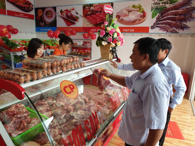 Cửa hàng Fresh Shop cam kết bán thịt heo bình ổn giá. Ảnh: Trần Trung.