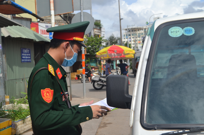 Lực lượng chức năng kiểm tra các phượng tiện vận chuyển hàng hóa đến TP.HCM. Ảnh: Trần Trung.