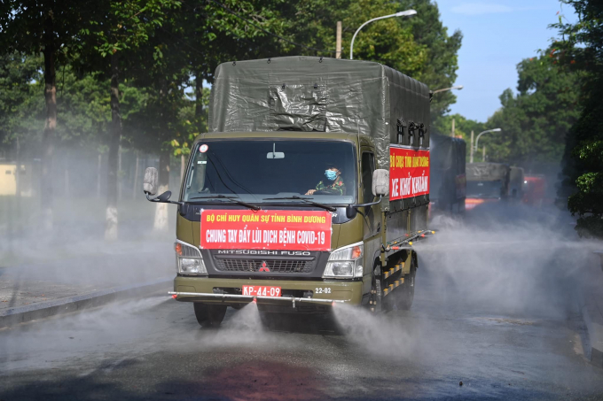 Lực lượng chức năng tỉnh Bình Dương ra quân phun khử khuẩn trên diện rộng nhằm ngăn chặn dịch bệnh. Ảnh: CTV.