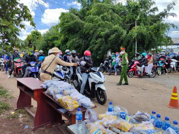 Lực lượng chức năng địa phương hỗ trợ người dân Tây Nguyên về quê tránh dịch. Ảnh: CTV.