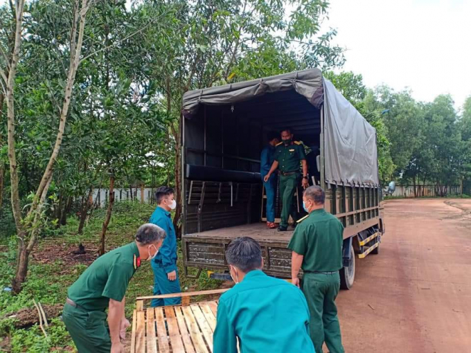 Lực lượng chức năng địa phương vận chuyển những chiếc giường đã hoàn thành đến các khu cách ly. Ảnh: CTV.