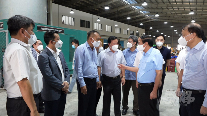 Đoàn công tác đặc biệt của Chính phủ do Phó Thủ tướng Lê Văn Thành dẫn đầu thăm, làm việc tại các cơ sở sản xuất của tỉnh Long An. Ảnh: Minh Sáng.
